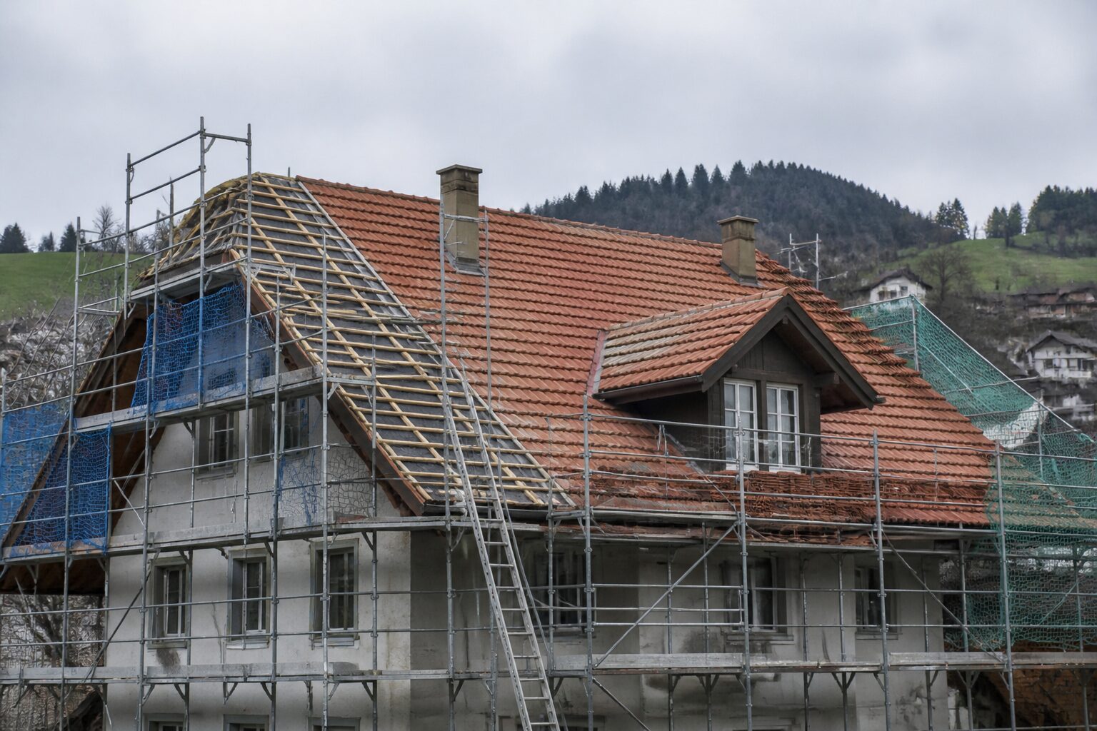 Dachsanierung an einem Schweizer Einfamilienhaus – Finanzierung über die Immobilie prüfen