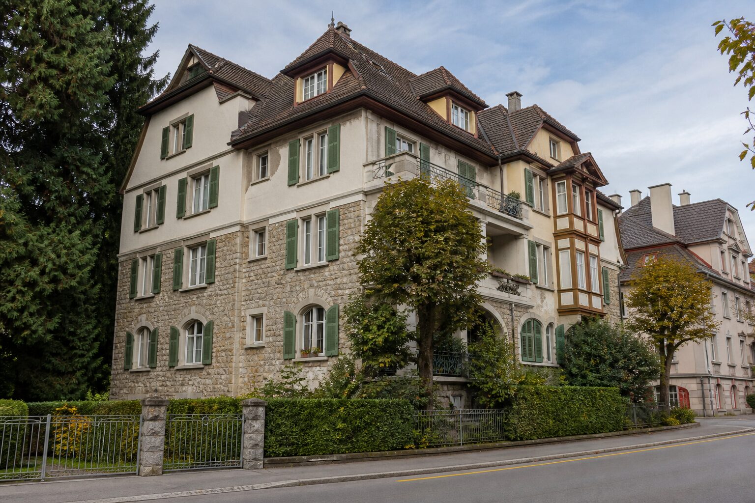 Schweizer Mehrfamilienhaus an einer ruhigen Strasse – Kapital im Renditeobjekt prüfen